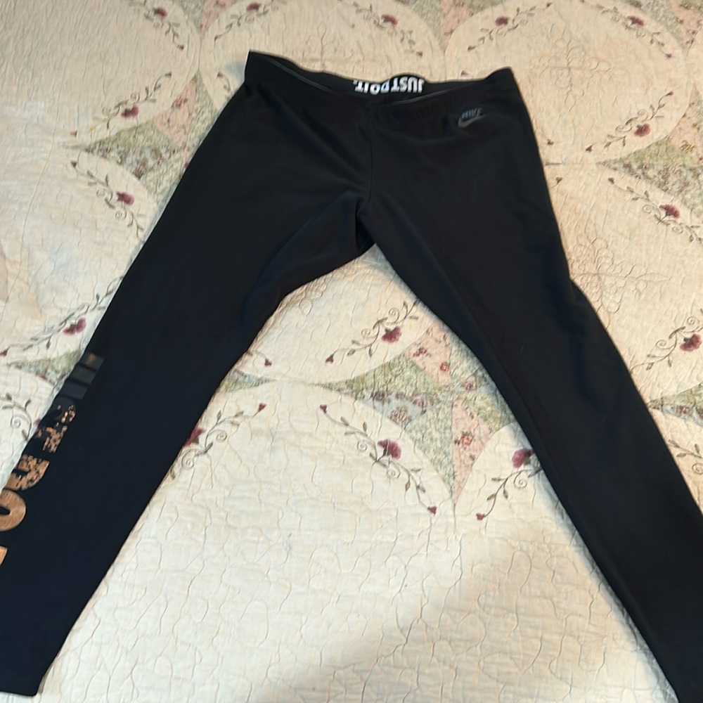 Women’s NIKE ATHLETIC LEGGINGS!!!!